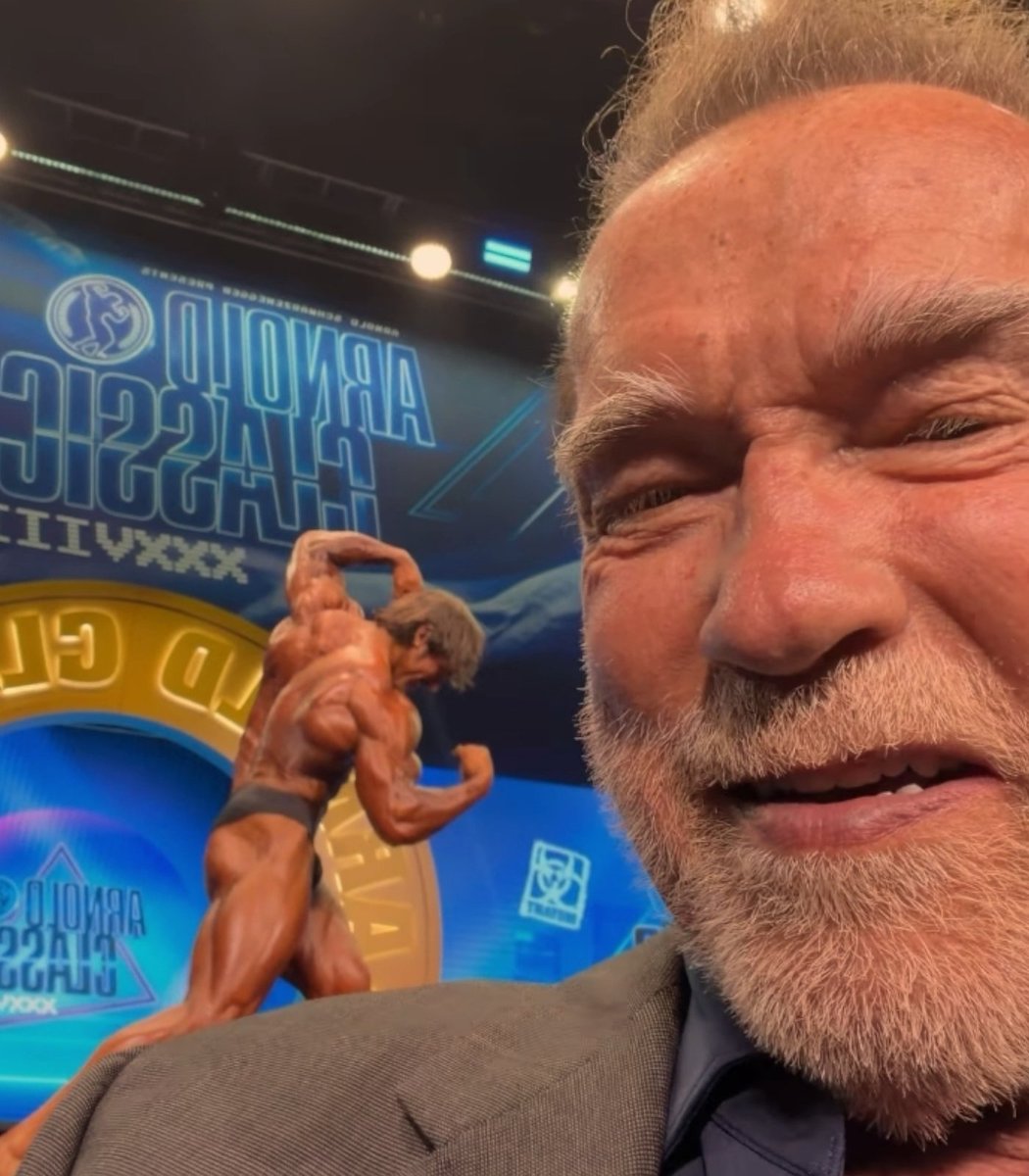 Arnold Schwarzenegger was so impressed with YouTuber and bodybuilder Sam Sulek's pro debut at the Arnold Classic that he got up to take a selfie with him.