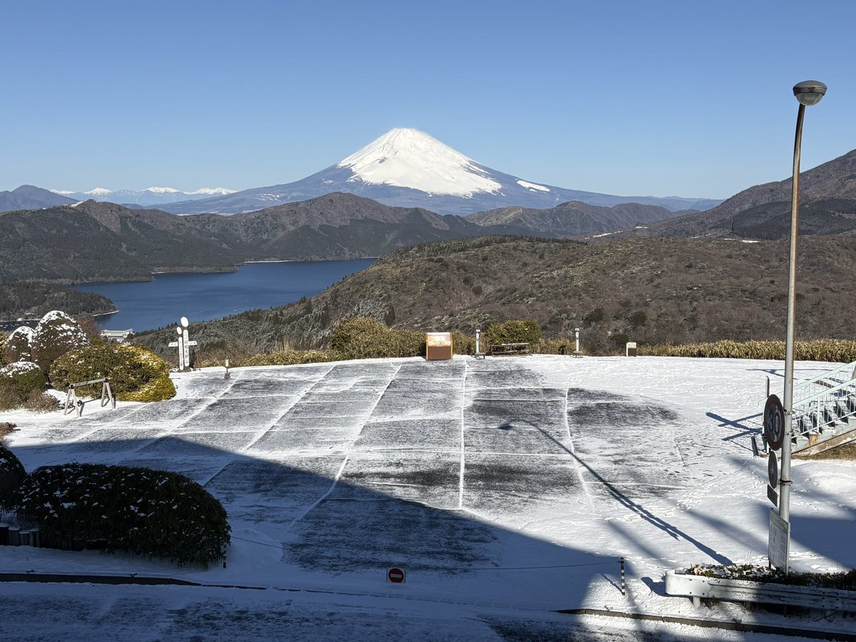 dammtraxcafe's tweet photo. おはようございます

今朝の大観山は気温1℃
風速1メートルです。

昨夜降った雪☃️が残ってターンパイクは滑り止め必要規制になっています⚠️

今日も一日安全運転でお願いします🤲 https://t.co/gpGKPvIlTL