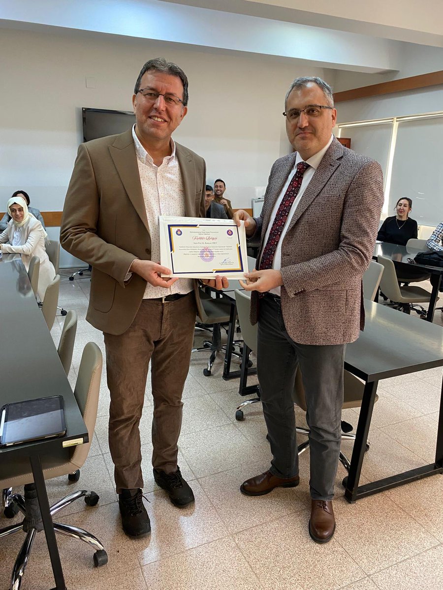 ryirci's tweet photo. Fakültemiz dekanlığı öncülüğünde başlatılan Akademik Paylaşım Seminerlerinin ikinci oturumunda "Akademik Yayıncılıkta Güncel Gelişmeler: Dergi Editörleri Ne İstiyor?" başlıklı sunumu gerçekleştirdik. Seminerde akademik dergi yayıncılığındaki güncel gelişmeleri, yapay zekâ https://t.co/tFhkh1EYXq