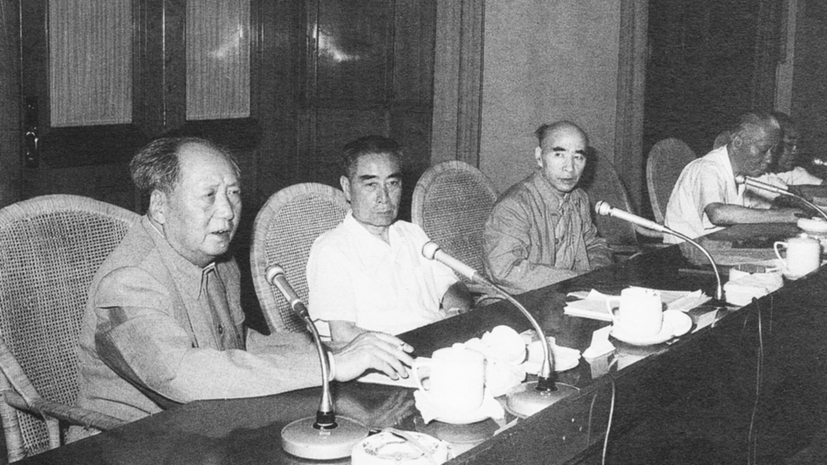1.1966年10月1日,叶群(左二)将她树立的学毛著典型顾阿桃介绍给毛泽东(左一),林立衡陪同(右一)。 2.1966年10月,毛泽东与萧华 ...