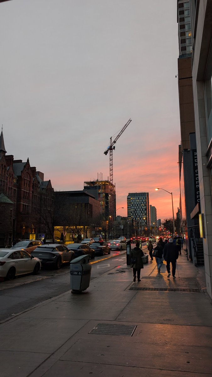 ImpatienTourist's tweet photo. Want to walk to Shoppers and wow, the sky right now on Bloor? https://t.co/HRW5q5qZOE