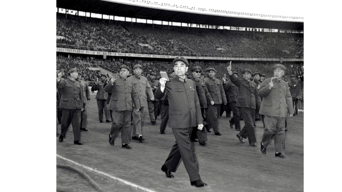 1.1966年10月1日,叶群(左二)将她树立的学毛著典型顾阿桃介绍给毛泽东(左一),林立衡陪同(右一)。 2.1966年10月,毛泽东与萧华 ...