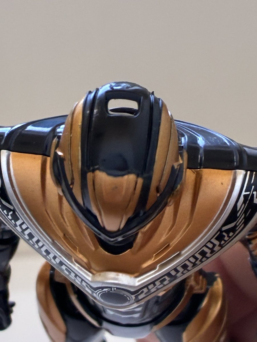 バンダイ
TOKUSATSU ACTION FIGURE
ギャバンルミナス氏。

ルミナスだけメガスケールがなく購入。
塗装のマスクずれが酷く、飛び散りも有。検品したいところだが、ブラインドパッケージなのが痛い😫

かなりガニ股で、正面写真はお勧めできない。

頭部に空いた謎の穴は何なのか？
元々のデザイン？