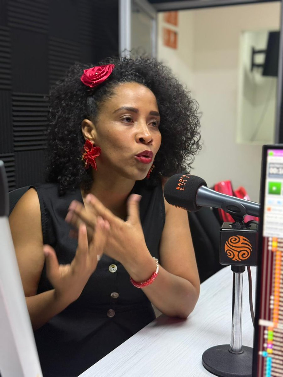 RadNalCo's tweet photo. ✨ #Regiones 🇨🇴 | Desde La Guajira, en nuestro especial “Mujeres que construyen país”, nos acompañó Amalia Bautista, estilista afroguajira dedicada al cuidado del cabello afro y rizado. Con su trabajo impulsa el empoderamiento femenino, ayudando a muchas mujeres a reconocer la belleza y el valor de sus raíces.

Su historia demuestra que la cultura, el talento y la autoestima también construyen país. 🧡