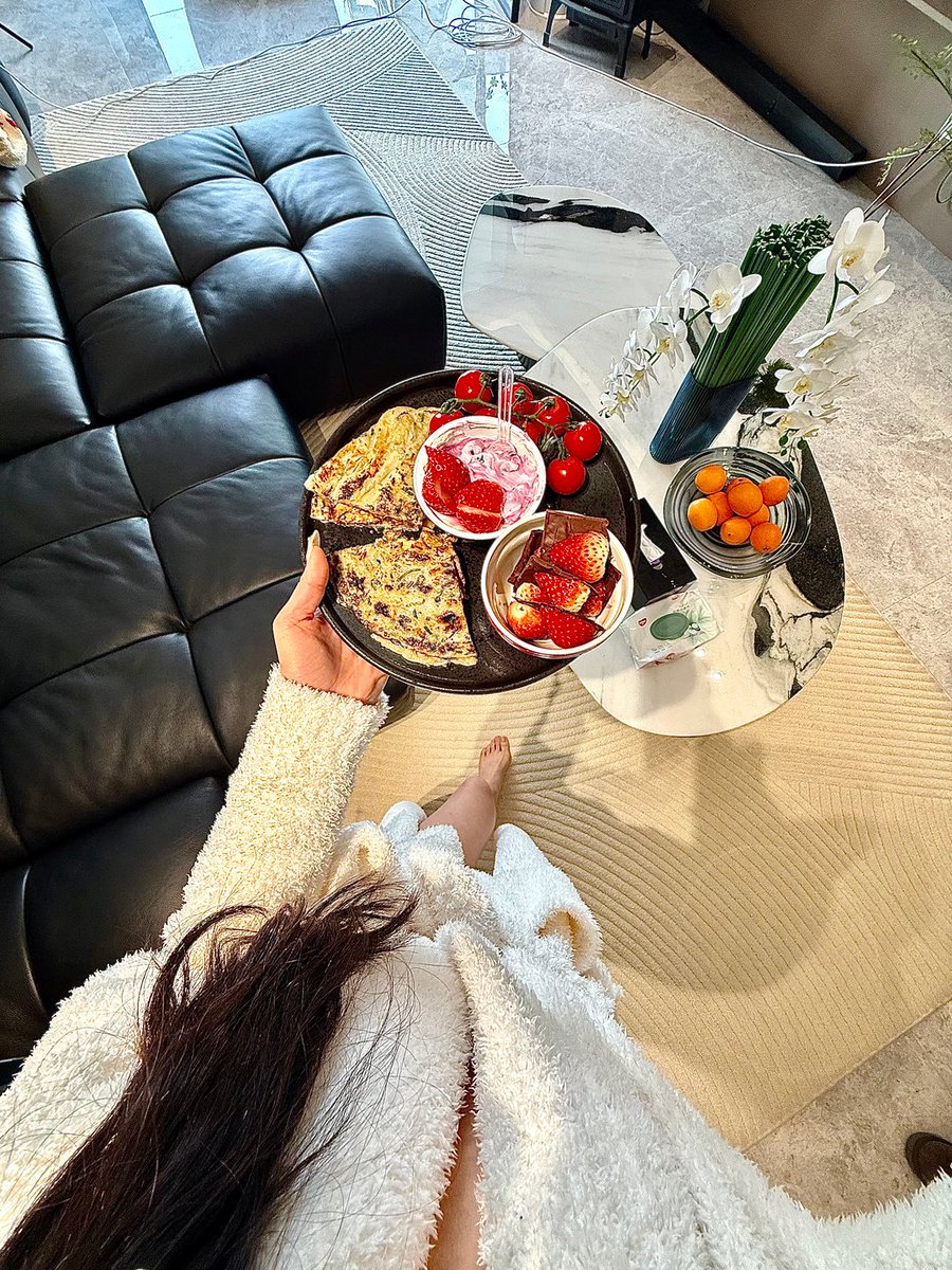 Slow mornings, soft moments. Eat good, feel good.
