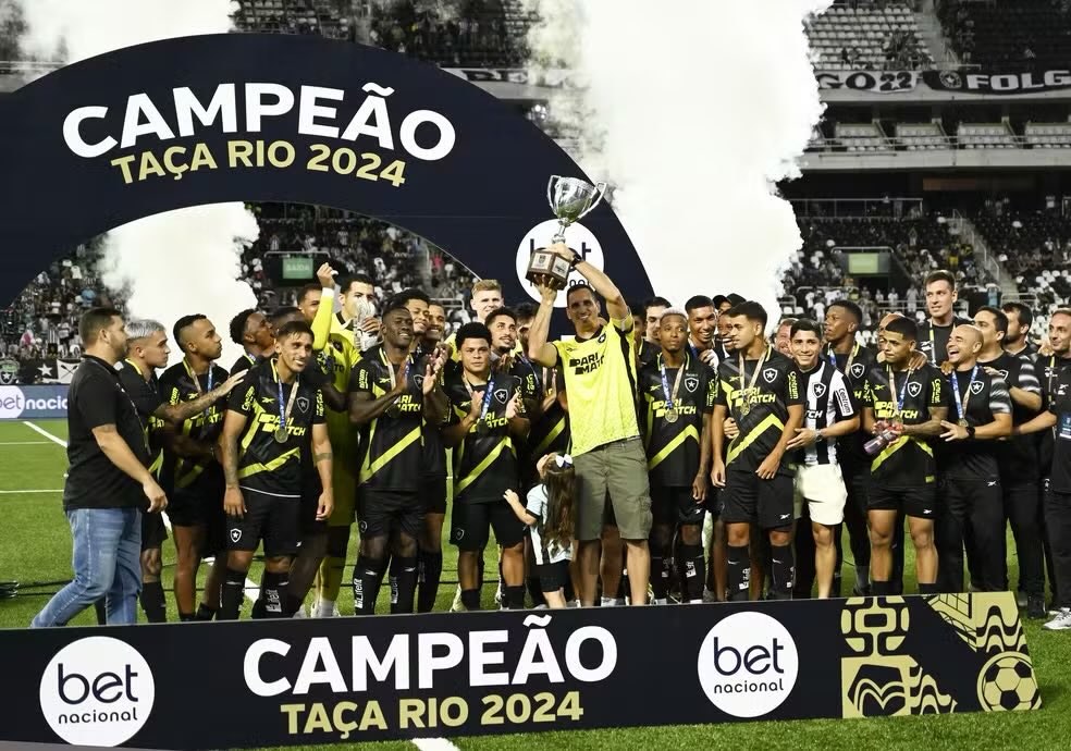 fogoatrasado's tweet photo. Vamos comemorar mto essa taça pq vai ser a única desse ano…🤬 https://t.co/0m8bbh3J0X