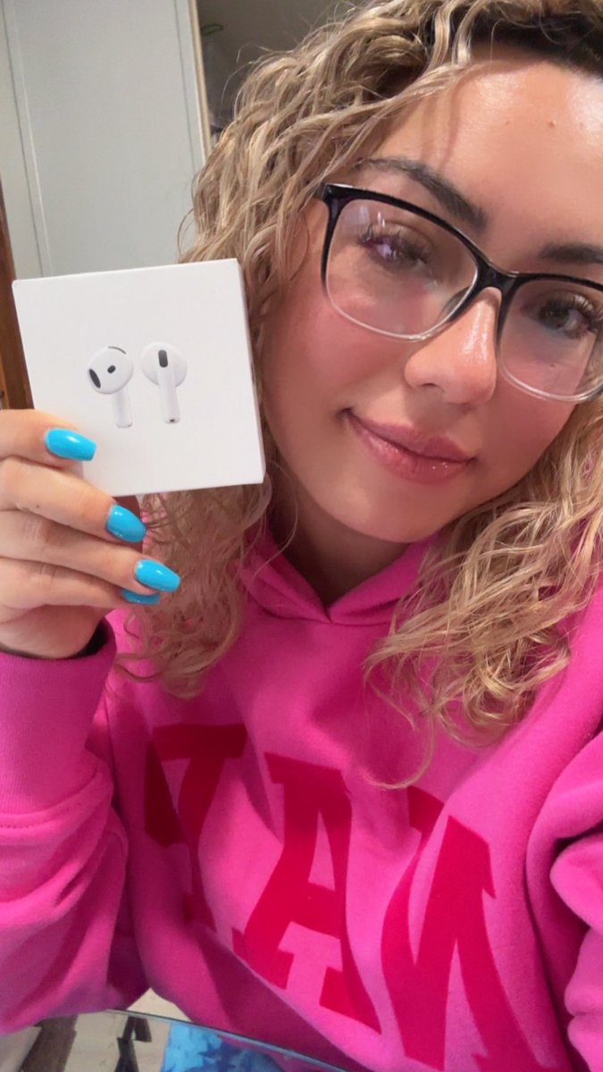 Lauv 🌻 tweet media