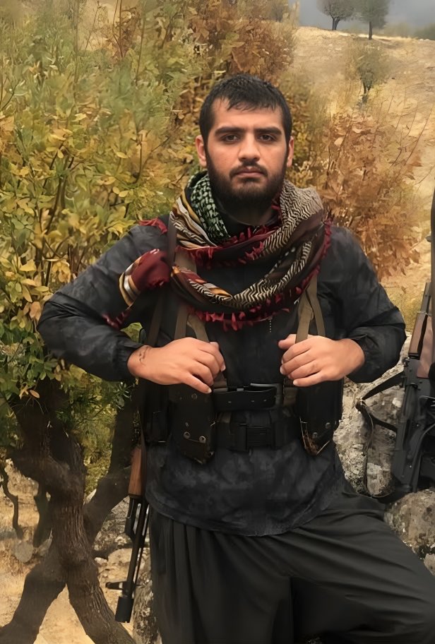 نەوی نابێت لوتکەی کوێستان…

اسماعیل رحیمی (آکو)، پبشمرگه حزب کومله کُردستان ایران و اهل سقز. شامگاه شنبه ۷ مارس ۲۰۲۶، در‌ حمله موشکی ایران به مقر این حزب در ‌اقلیم کُردستان، جانباخت.

حزب کومله کُردستان یکی از اعضای «ائتلاف نیروهای سیاسی کُردستان ایران» است.