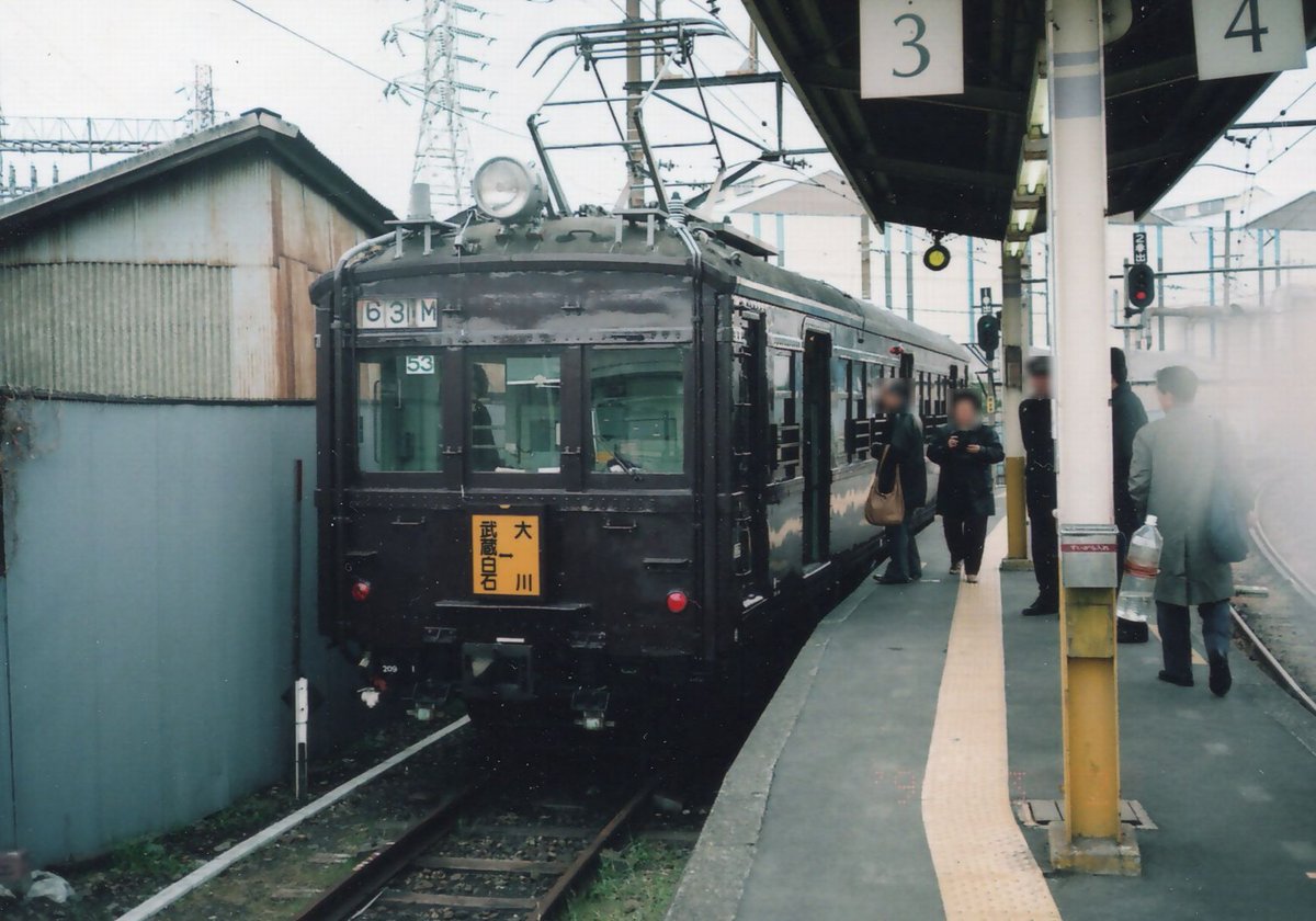 shibu_Train_BUS's tweet photo. 鶴見線の武蔵白石駅の大川方面行きホームとクモハ12の営業が終了してからまもなく30年、急カーブ上にあるホームだったので隙間も非常に大きい事から103系化後はホームの廃止と撤去が行われました。
このホームの存在も既に遠い過去の話ですね。
#鶴見線 https://t.co/yksgqHt0u0