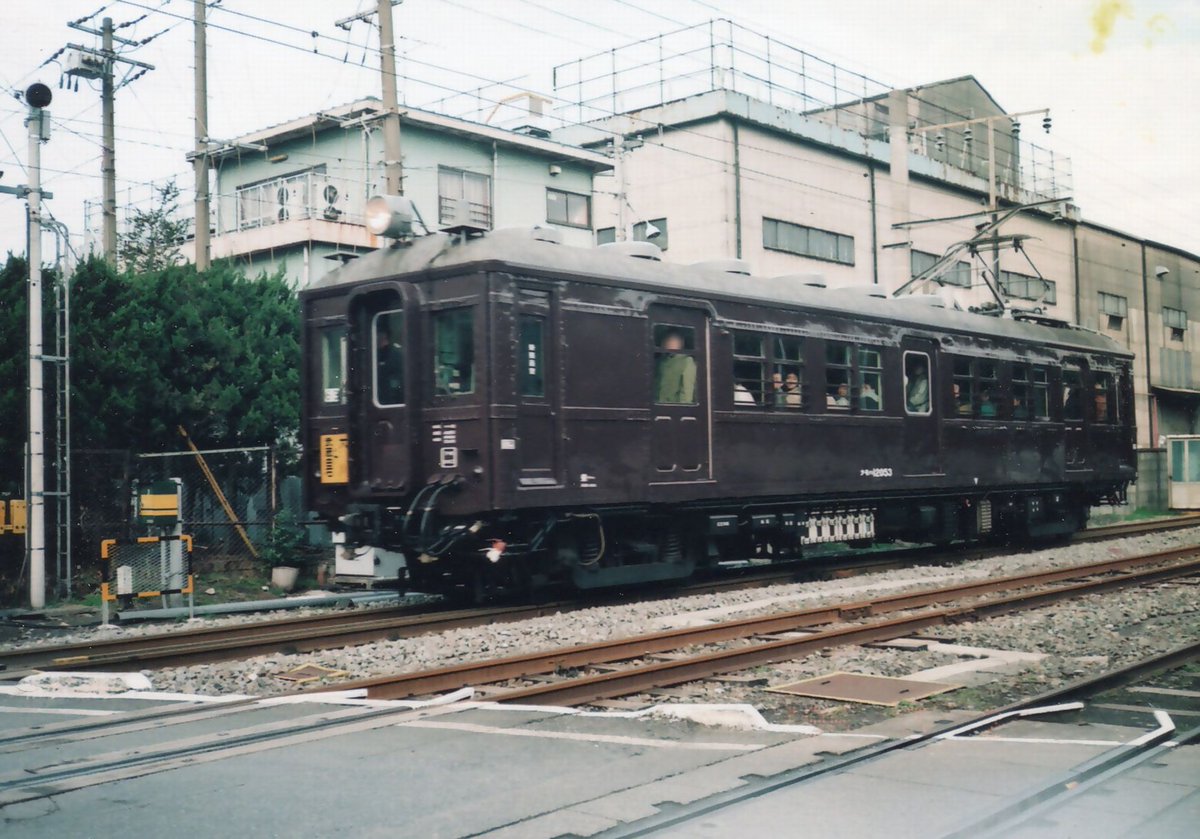 shibu_Train_BUS's tweet photo. 鶴見線の武蔵白石駅の大川方面行きホームとクモハ12の営業が終了してからまもなく30年、急カーブ上にあるホームだったので隙間も非常に大きい事から103系化後はホームの廃止と撤去が行われました。
このホームの存在も既に遠い過去の話ですね。
#鶴見線 https://t.co/yksgqHt0u0