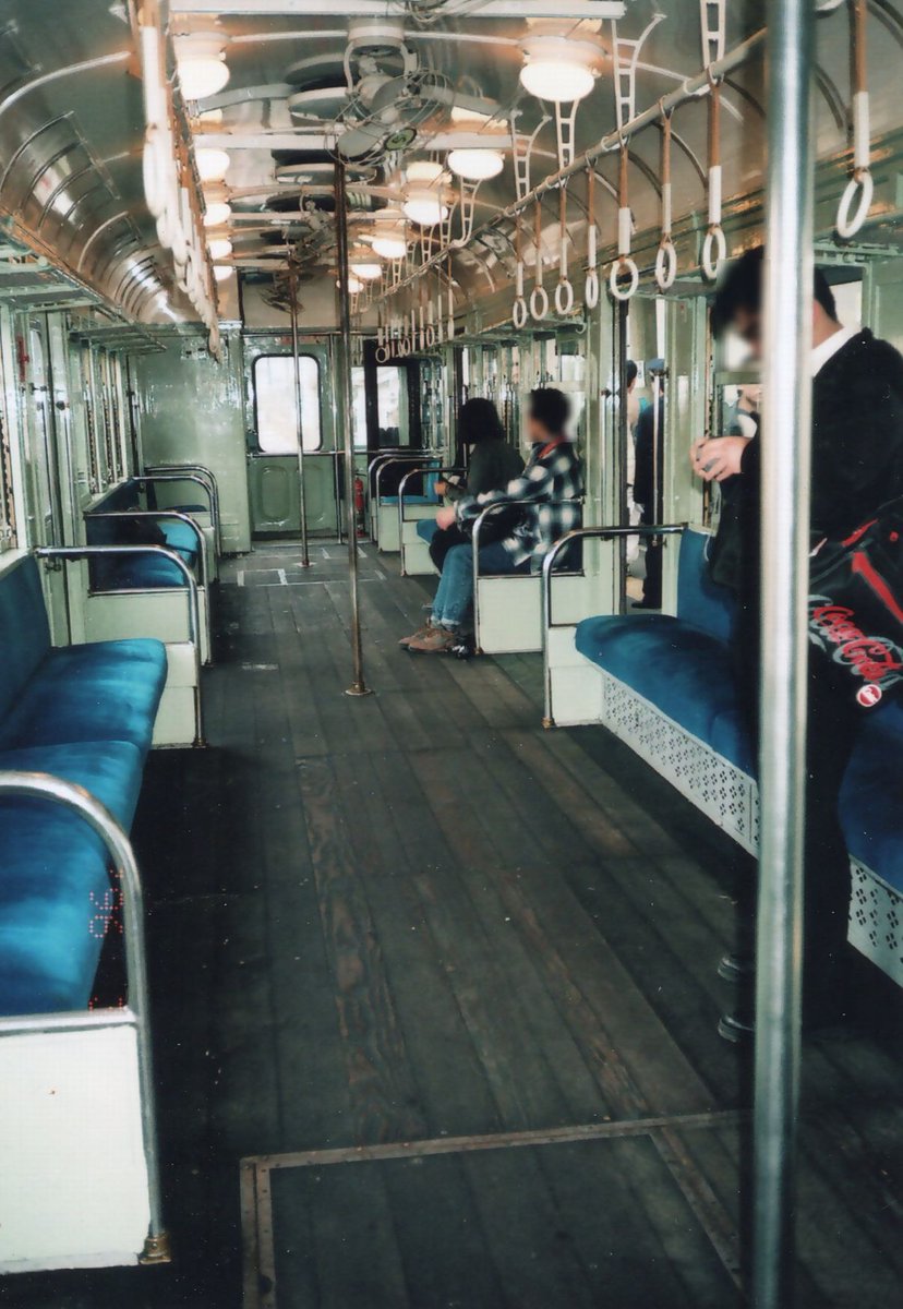 shibu_Train_BUS's tweet photo. 鶴見線の武蔵白石駅の大川方面行きホームとクモハ12の営業が終了してからまもなく30年、急カーブ上にあるホームだったので隙間も非常に大きい事から103系化後はホームの廃止と撤去が行われました。
このホームの存在も既に遠い過去の話ですね。
#鶴見線 https://t.co/yksgqHt0u0