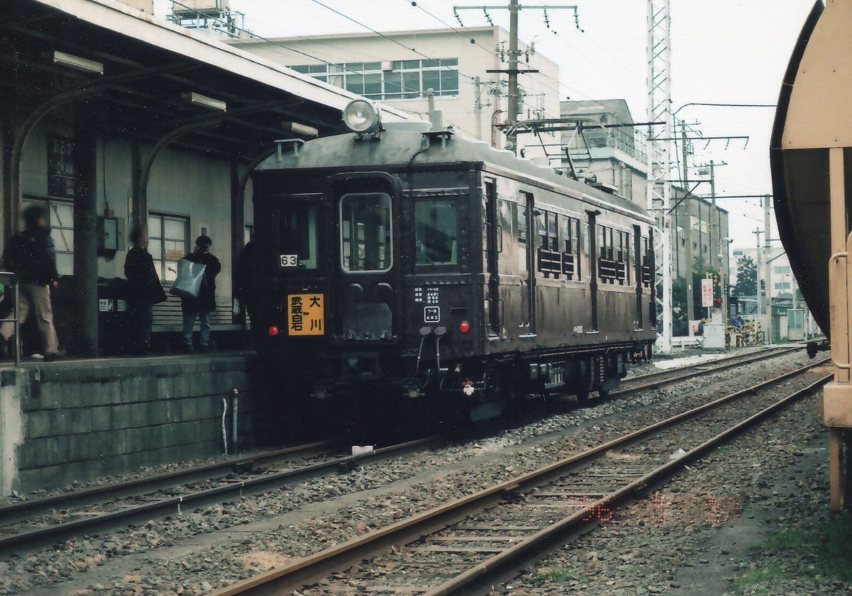 shibu_Train_BUS's tweet photo. 鶴見線の武蔵白石駅の大川方面行きホームとクモハ12の営業が終了してからまもなく30年、急カーブ上にあるホームだったので隙間も非常に大きい事から103系化後はホームの廃止と撤去が行われました。
このホームの存在も既に遠い過去の話ですね。
#鶴見線 https://t.co/yksgqHt0u0
