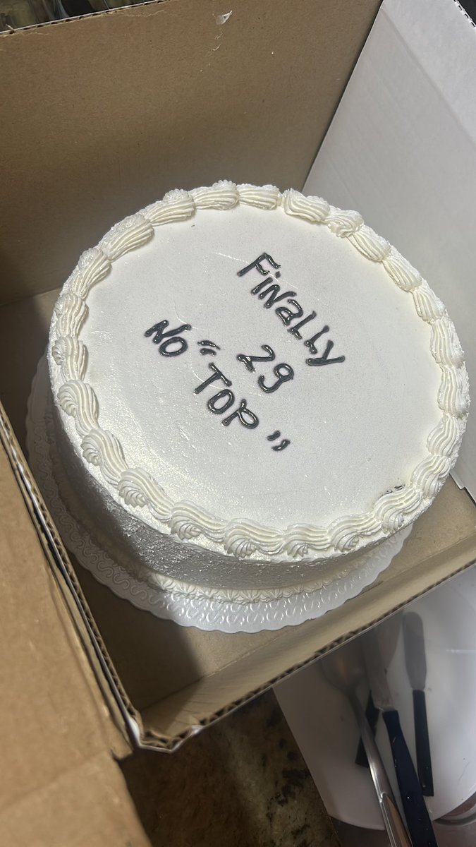 vinirolim7's tweet photo. A boleira do meu bolo de niver perguntou “quer decoração no top?” 

Eu falei “se der escreve Finally 29 no top”

Ela foi lá e fez isso https://t.co/qcsBu36S2T