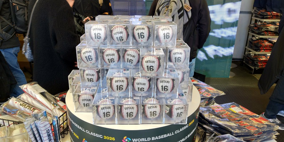 Nttsk0522's tweet photo. 無事、WBCグッズも並ばずに買えました
さすがに、朝6時からは並ばないか！
Gallery AaMoのほ���が落ち着いて買えるけど、Tシャツやユニフォームのサイズは22番ゲート前の店があるみたい https://t.co/oV9Gq3tYhO