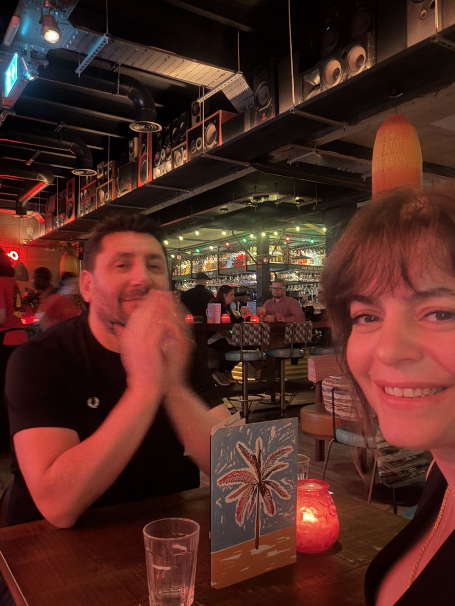 EylemAlala's tweet photo. Gecenin başı ve sonu #CamdenTown https://t.co/HqUUA6ziXh