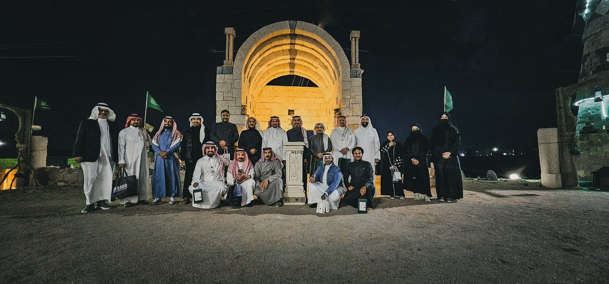 tourismexpert_'s tweet photo. حين يجتمع الشغف بالسيـاحة تحت سقف التاريخ… إفطار جمعية خبراء السيـاحة بالطائف

رحمـة الطويرقي_الطائف 

في مسـاءٍ رمضاني تتهـادى فيه أجواء الألفة و السكينة ، وبرعـاية سعـادة رئيس مجلس إدارة جمعية خبراء السياحة بالطائف ، أُقيم الإفطار السنوي الأول للجمعية في رحاب القصر التاريخي للحضارات الإسلامية ، بحضـور نخبةٍ من المخـتصين والمهتمين بالقطـاع السياحي ، في لقاءٍ جمع بين روح المكان ودفء اللقـاء.

وقد اكتسى المسـاء بأجواءٍ أخـوية مفعمة بالحوار والتقـارب ، حيث تبادل الحضـور الرؤى والخبرات في مشهدٍ يعكس روح الشراكـة والتكامل بين المهتمين بالسياحـة ، ويجسد الإيمـان العميق بأن ازدهار هذا القطاع الحيوي يبدأ من تلاقي العقول وتكامل الجهود.

كما عبرت الجـمعية عن خالص شكرهـا وتقديرهـا للضيوف الكـرام على حضورهـم ومشاركتهم هذا اللقاء الرمضاني المميز ، مـثمنة ما حظي به الحضـور من حفاوة استقبال وكـرم ضيافـة من الأستاذ ماجد الثبيتي القائم على القصر التاريخي للحضارات الإسلامية ، في تنظيمٍ عكس أصالة المكان وعبق تاريخـه ، وجعل من الأمسية لوحة إنسـانية تتعانق فيها الضيافة مع الذاكرة الحضارية.

ويأتي هذا اللقـاء في سياق جهود الجمعية الرامية إلى توثيق جسور التواصل بين المختصين والمهتمين بالقطاع السياحـي ، وفتح آفاقٍ أرحب للحـوار وتبادل الخبرات والأفكـار ، بما يسهم في دعم مسيرة التنمية السياحية في محـافظة الطائف ، ويعزز حضورها كوجهةٍ تنبض بالجمال ، وتحكي في كل زاويةٍ منها حكـاية تاريخ.

#جمعية_خبراء_السياحة 
#القصر_التاريخي_بالسيل_الصغير 
@btourg 
@HpKsa91
#الطايف_الان 
#شهر_رمضان_المبارك 
#رمضان_مبارك