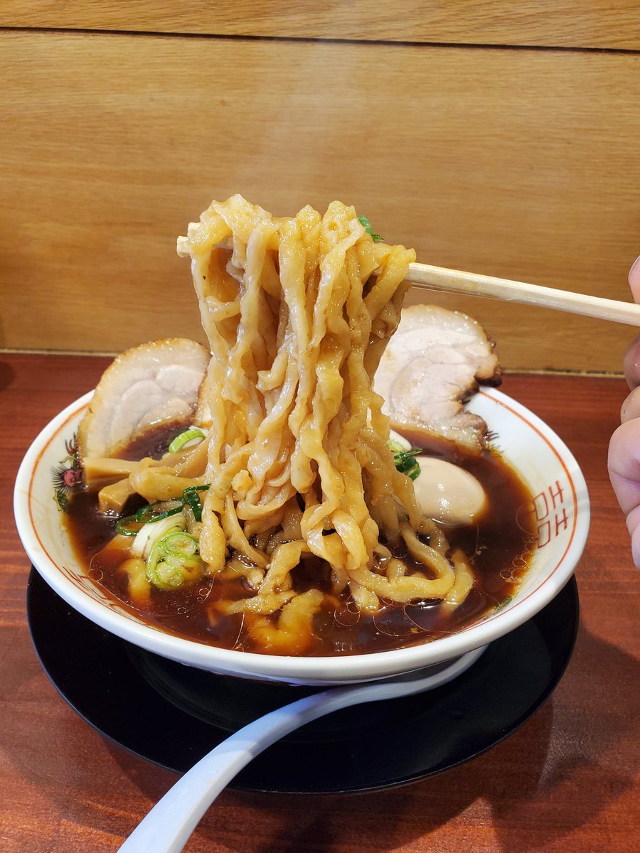 #超多加水純手打ち麺仁しむら @布施
「全部増し醤油」
「キムチセット」
どす黒い見た目とは違い口当たりの良いコク旨スープ
手打ち多加水麺のランダムな食感が面白い
数年前の初訪時よりまた更に味に研きがかかってるね