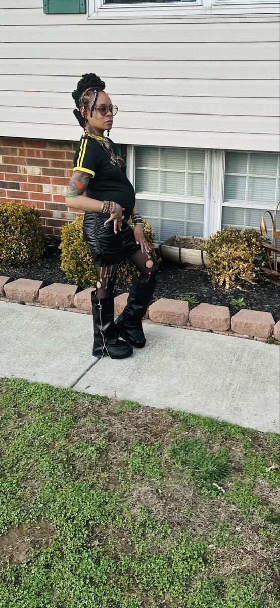 CurlynLoccd__'s tweet photo. My man takes the best pics of me 🤣🥳♓️💚 https://t.co/L2f839K8Gp