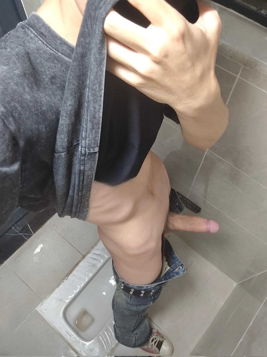 晚上乘室友睡着了偷偷跑到厕所撸管🥺🥺有没有活口好的想来口😘😘性欲越强，服了，这周有没有晚上出来开房约炮的，同城附近的来个0😋😋