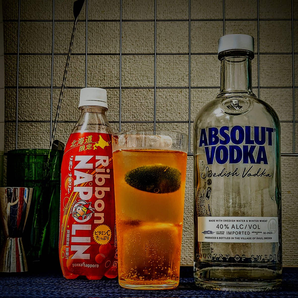 dieingmessage's tweet photo. アブソルート ウォッカ、リボンナポリン割りで頂きます。
北海道限定のリボンナポリンが東京でもたまに売ってるんですよね。逆にリボンシトロンは全然見ないんですけどね。
しかし凄い色だな。
#AbsolutVodka #SwedishVodka #VodkaCocktails #VodkaAndCider #PokkaSapporo #RibbonNapolin https://t.co/Rb2MIUUnYC