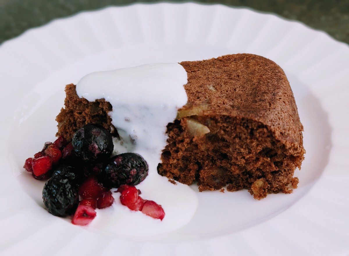 tmm_supino0017's tweet image. Baked a chocolate and banana chiffon cake this morning, served with yogurt sauce. #breakfasttime