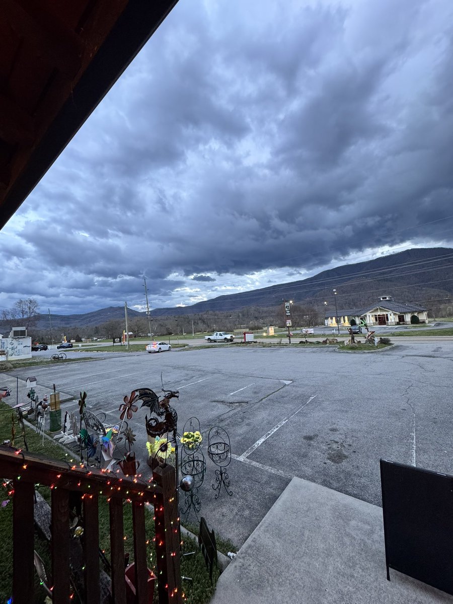 Tbell00's tweet photo. @spann storms coming the great Smoky Mountains Sevierville,Tn https://t.co/3yHRiO1eNd