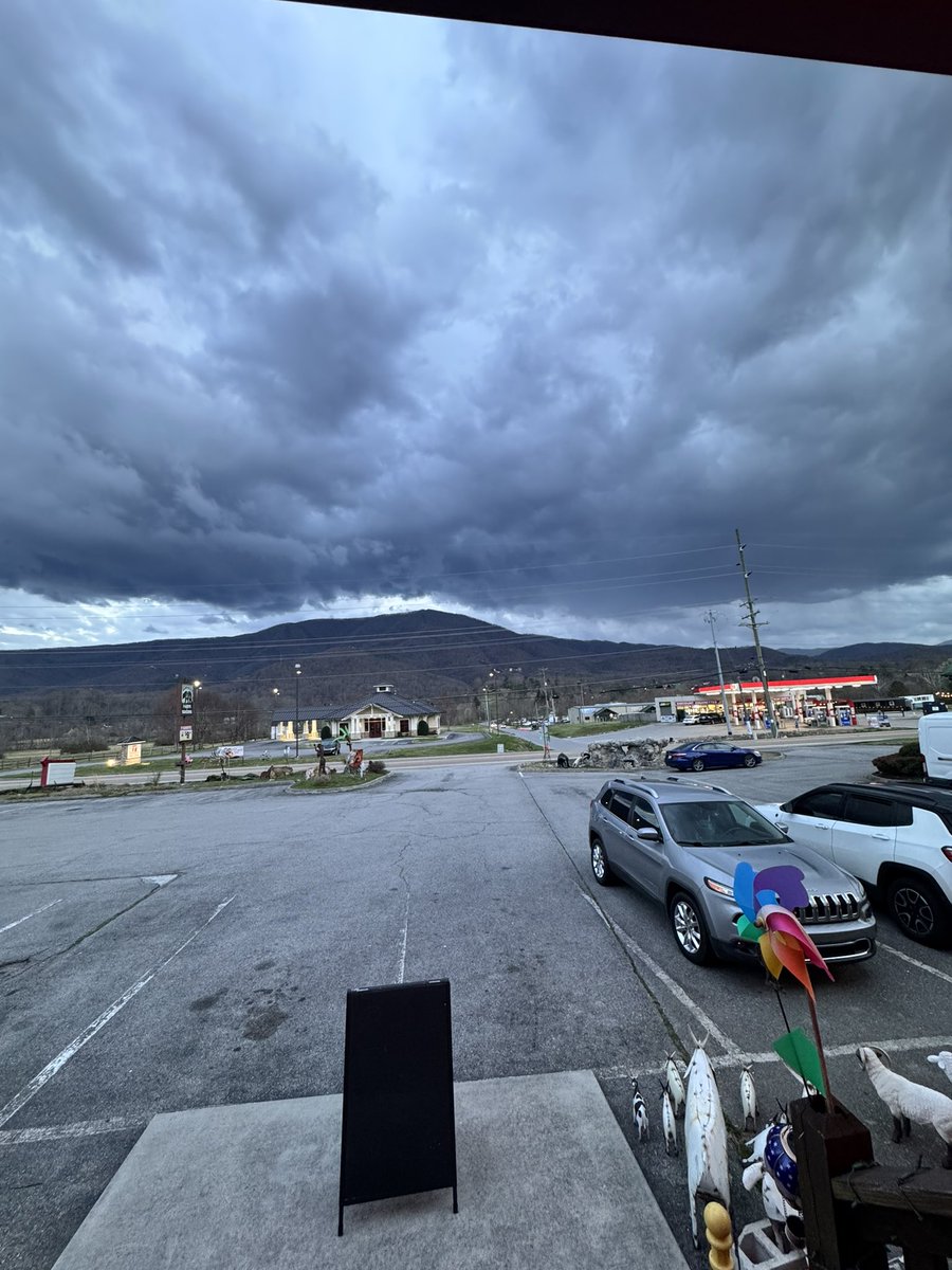 Tbell00's tweet photo. @spann storms coming the great Smoky Mountains Sevierville,Tn https://t.co/3yHRiO1eNd