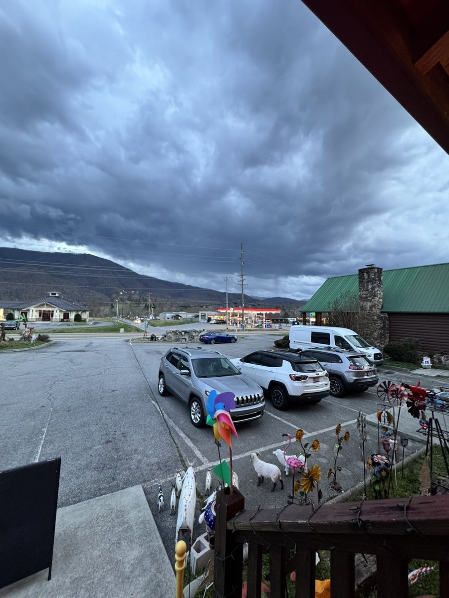 Tbell00's tweet photo. @spann storms coming the great Smoky Mountains Sevierville,Tn https://t.co/3yHRiO1eNd