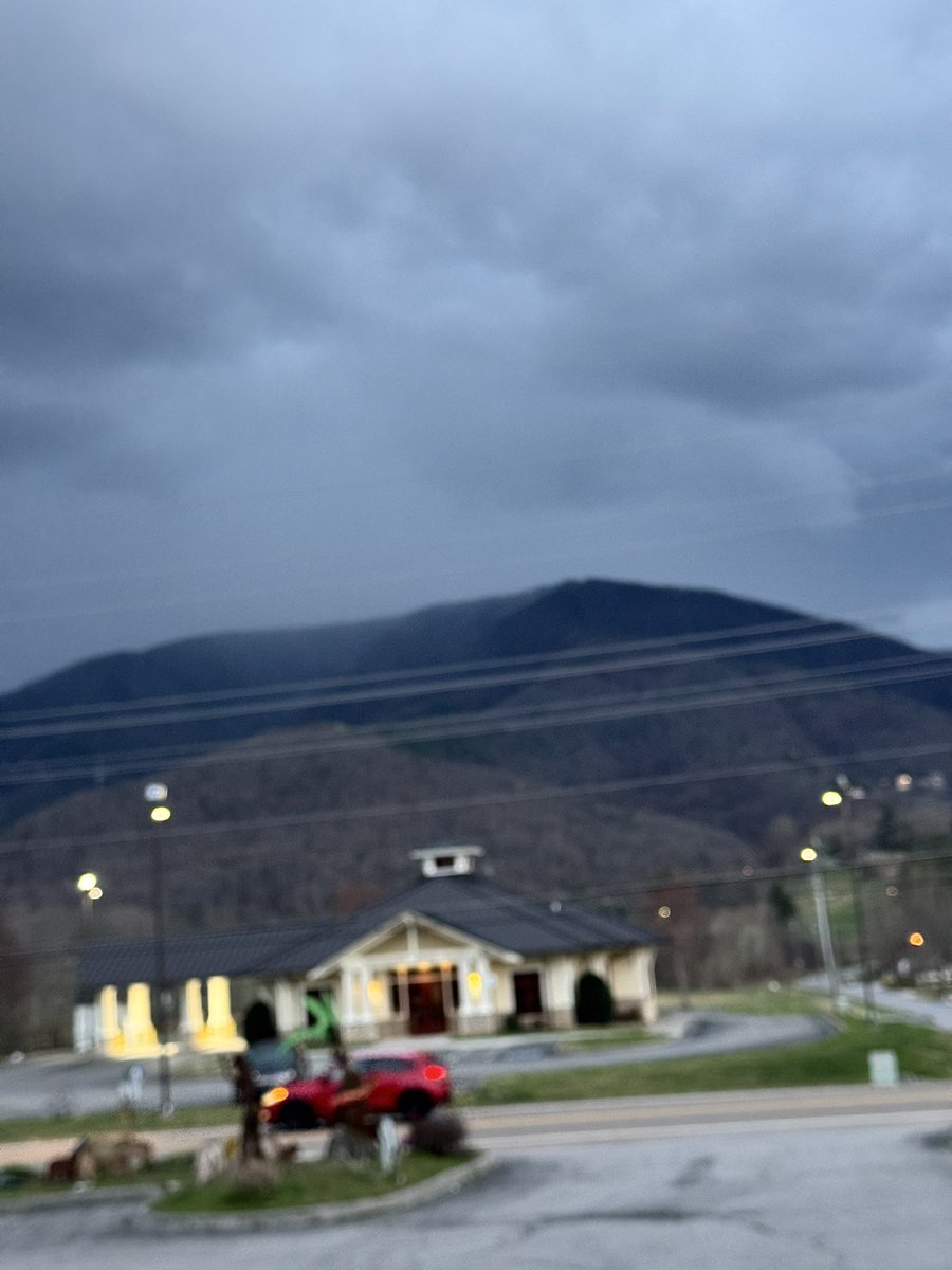 Tbell00's tweet photo. @spann storms coming the great Smoky Mountains Sevierville,Tn https://t.co/3yHRiO1eNd