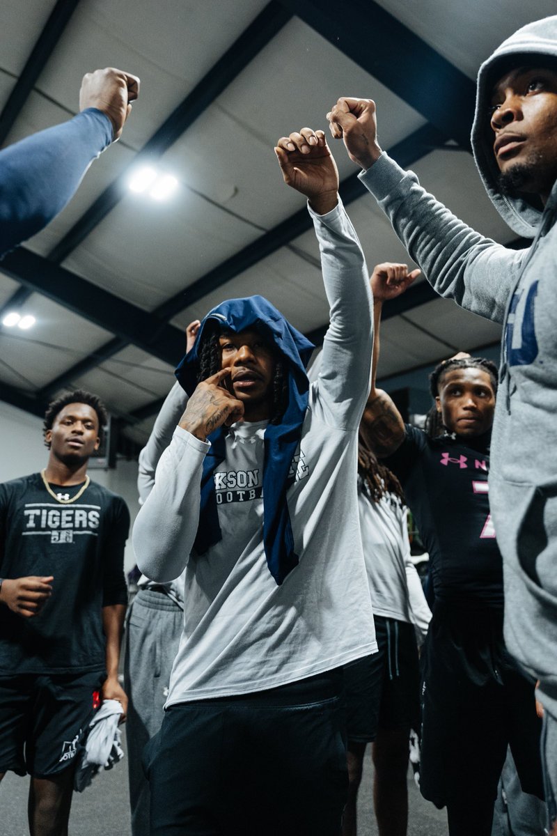 DequadrionW's tweet photo. #TheeStandard is something you search for if you’ve really dedicated in winning, excited to see growth!
🐅💙 #GuardTheeYard 

#WinterInTheBooks📈 https://t.co/YmwB7hTZHs