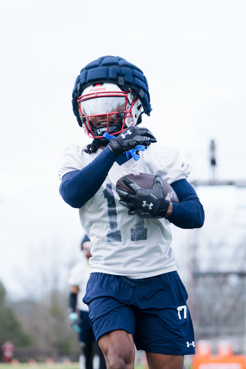 DequadrionW's tweet photo. #TheeStandard is something you search for if you’ve really dedicated in winning, excited to see growth!
🐅💙 #GuardTheeYard 

#WinterInTheBooks📈 https://t.co/YmwB7hTZHs