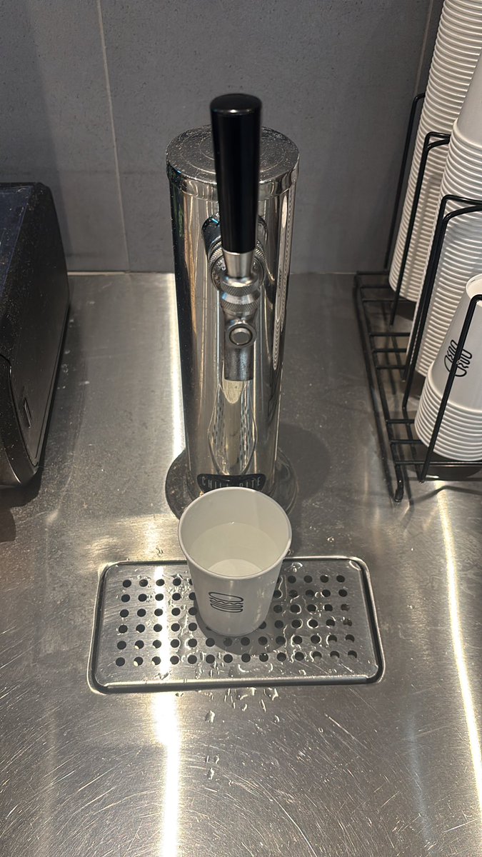 squirmy6908's tweet image. Big fan of the shake shack water tap #hydration