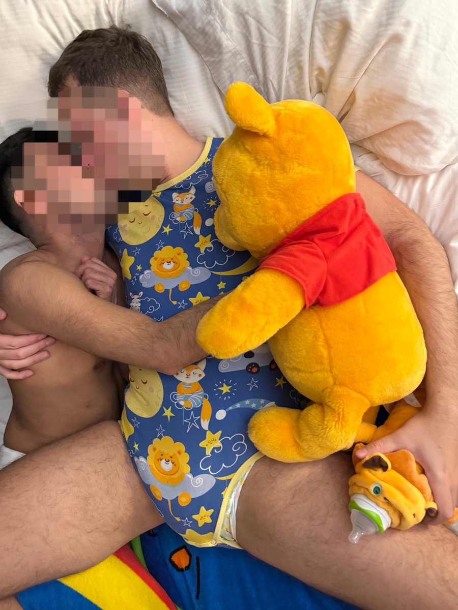 robbie_DL's tweet photo. cuddling with this baby last night was fun!

#diaperboy #abdl #gayabdl #diaperlover https://t.co/719KjRuSq3