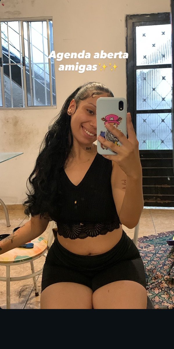 Sou duas coisas, trancista e gostosa