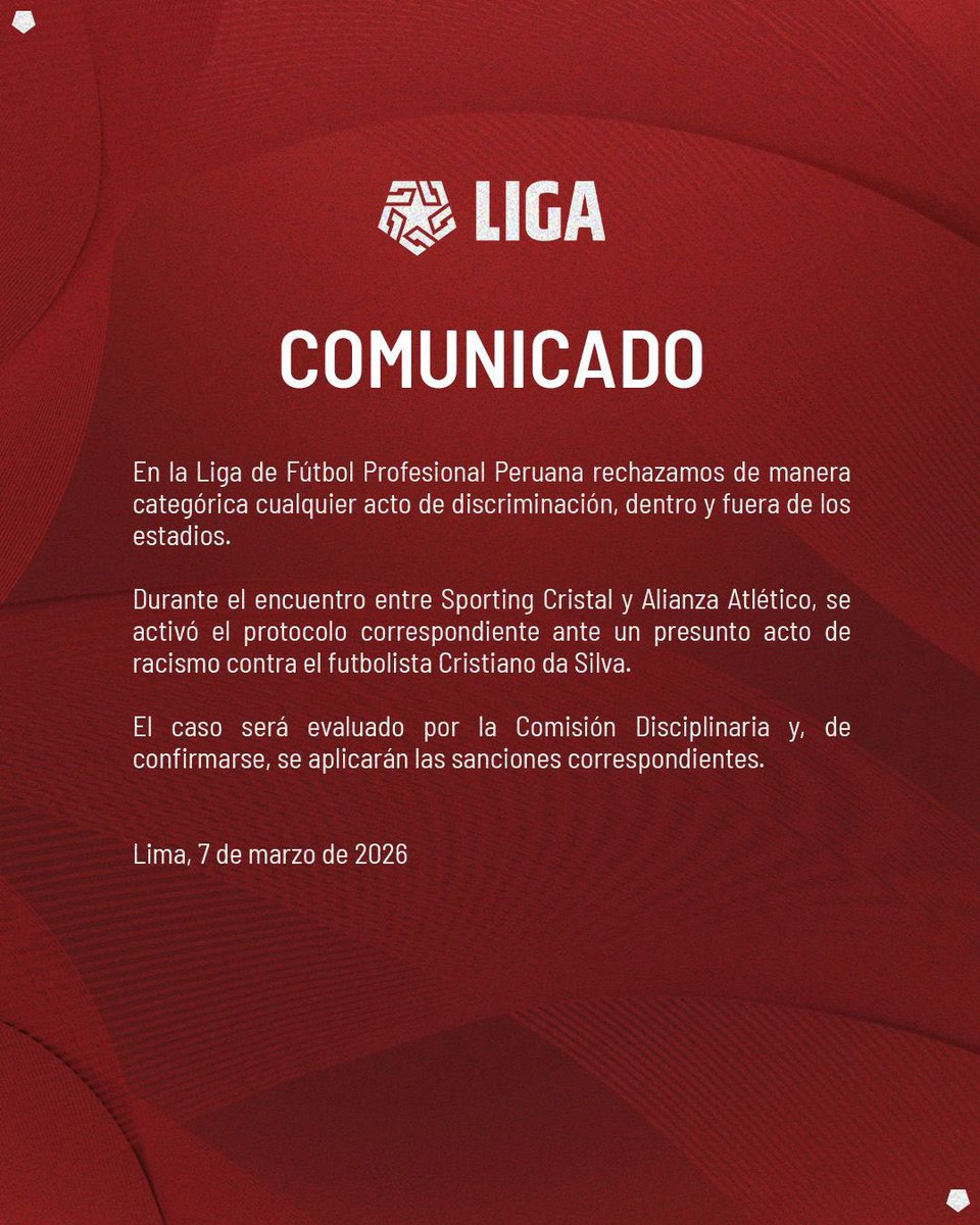DataFutebol's tweet photo. MAIS UM CASO LAMENTÁVEL...

Durante a partida entre Sporting Cristal e Alianza Atlético, o brasileiro Cristiano da Silva foi vítima de racismo do Franco Coronel, jogador argentino do adversário.

O brasileiro avisou o árbitro e o protocolo anti-racismo foi iniciado. Após o jogo, o diretor do Sporting Cristal diz que o Cristiano foi chamado de "MAC*CO" pelo adversário..