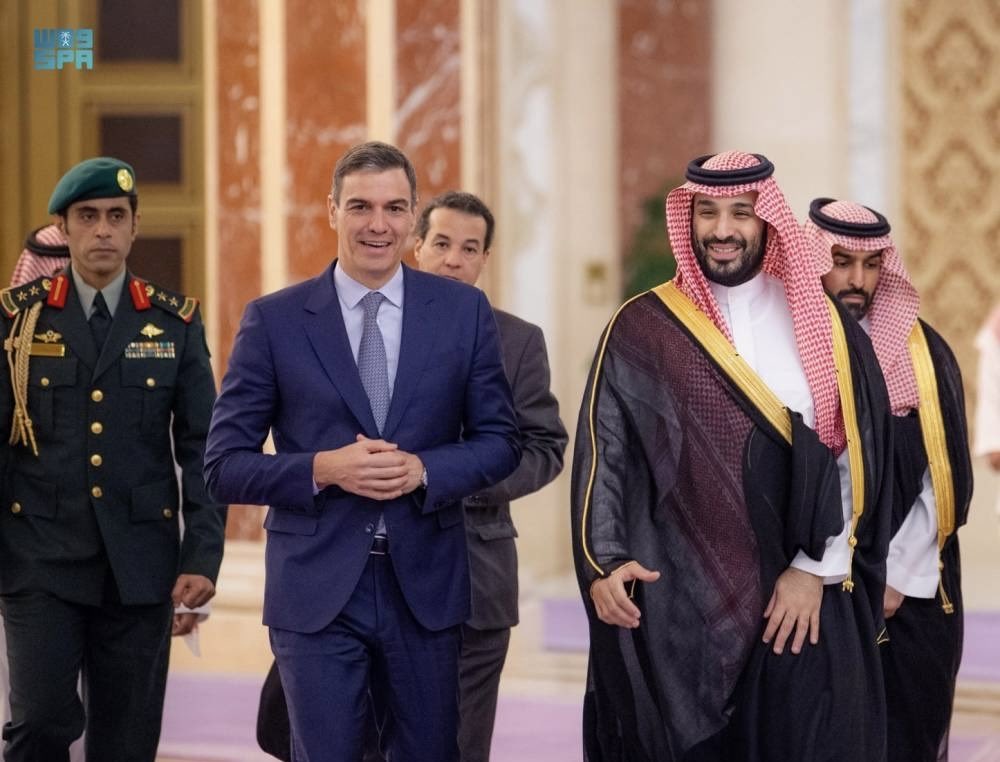 رئيس الوزراء الإسباني يدين الهجمات الإيرانية ويدعم السعودية