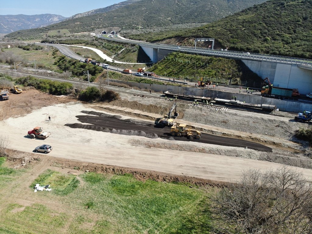 EvanVlacho's tweet photo. Σαν σήμερα πριν από τρία χρόνια, είχα φτάσει Καρδίτσα μετά από μια εφιαλτική εβδομάδα και ένα δύσκολο ταξίδι. Τέτοια ώρα, καθόμασταν στο σπίτι στο Μοσχάτο όλοι μαζί, ο πατέρας μου, η μάνα μου, η αδερφή μου και εγώ, και συζητούσαμε κάτι αδιανόητο: την κηδεία του αδερφού μου.

55 οικογένειες έκαναν το ίδιο εκείνες τις ώρες και εκείνες τις μέρες, τρία χρόνια πριν.

Όμως τις ίδιες στιγμές που διαλέγαμε το χώμα που θα τους σκεπάσει, κάποιοι άλλοι, συντονισμένα και με απόλυτο σχεδιασμό ήδη από τις πρώτες ώρες, είχαν ολοκληρώσει τις εργασίες προκειμένου να σκεπάσουν τον τόπο του εγκλήματος με χαλίκια, πίσσα και αδρανή υλικά, αφού πρώτα τον είχαν σκάψει μέχρι και ένα μέτρο βαθιά, απομακρύνοντας τόνους χώμα με στοιχεία, αντικείμενα και βιολογικό υλικό θυμάτων.

Τέτοια ώρα τρία χρόνια πριν, μόλις μία εβδομάδα μετά τη σύγκρουση, ολοκληρωνόταν το μπάζωμα του χώρου του εγκλήματος στα Τέμπη, αλλοιώνοντας παράνομα το χώρο.

Τις δύο τελευταίες μέρες, 6 και 7 Μαρτίου 2023, ο Γιώργος Γεραπετριτης που είχε αναλάβει με το χαρτοφυλάκιο Μεταφορών και Υποδομών, είχε μεταβεί στα Τέμπη. Είχε ήδη ορίσει μια δική του επιτροπή να διερευνήσει συστημικές ευθύνες και, όπως θα δηλώσει την επόμενη μέρα 8 Μαρτίου 2023 σε συνέντευξη τύπου στην Αθήνα:

"Εγώ βρέθηκα στον τόπο της τραγωδίας εχθές και προχθές. είχα την δυστυχία να δω επιτόπου τον τόπο που είχαμε αυτό το εξαιρετικά δυστυχές συμβάν αλλά παράλληλα και να έχω μια προσωπική άποψη για τις συνθήκες υπό τις οποίες λειτουργεί το σύστημα της διοίκησης επιτόπου στη Λάρισα και στην Θεσσαλονίκη αργότερα στο κέντρο τηλεδιοίκησης. Nα δω επιτόπου το χώρο του συμβάντος ώστε να έχω μια προσωπική άποψη."

Είδε "επιτόπου το χώρο του συμβάντος", δηλαδή είδε τις μπουλντόζες να μπαζωνουν και το επέτρεψε. Και στην ίδια συνέντευξη θα ξεκινήσει το δεύτερο μεγάλο fake news των Τεμπών: την περίφημη "τοπική τηλεδιοικηση".

Δύο μέρες μετά, ο Χρήστος Τριαντόπουλος θα στείλει συντονιστικά ένα email με παραλήπτες Μέγαρο Μαξίμου, Υπουργείο Μεταφορών και Περιφέρεια Θεσσαλίας, σε συνέχεια της σύσκεψης που κάνανε παρουσία του Γεραπετριτη στη Λάρισα, με σκοπό τη "χρηματοδότηση των δαπανών ... για τη αποκατάσταση/διαμόρφωση χώρου δυστυχήματος".

Ελπίζω η δικαιοσύνη να μην μας ξεχάσει. Ελπίζω τρία χρόνια μετά ακριβώς από εκείνες τις παράνομες πράξεις που λάμβαναν χώρα τέτοιες μέρες, η δικαιοσύνη να δει όλες τις αποδείξεις που έχουμε συνεισφέρει και να μας δώσει την ευκαιρία να αγωνιστούμε για δικαιοσύνη.

Σε τελική ανάλυση, μόνο αυτό θα γιάνει τα πάντα: η γλυκιά γεύση της δικαιοσύνης.