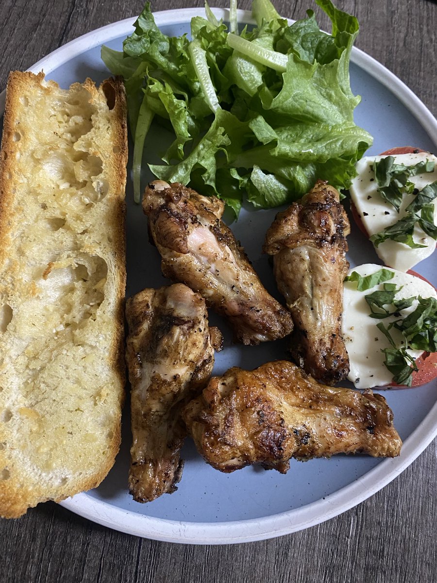 mikev527's tweet image. #ChickenWings #GarlicBread 🍅🧀
Now I gotta get ready for hockey. 🥃#GoLeafsGo #LeafsForever.