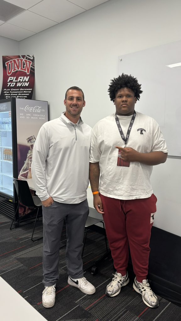 5iveeduece's tweet photo. Blessed to receive my 8th D1 offer from @unlvfootball #Gorebels❤️🤍 @LouieAddazio @CoachZampese @CoachWeev_Goat @BarstowFTBL @PGregorian https://t.co/vPpLS0hODn