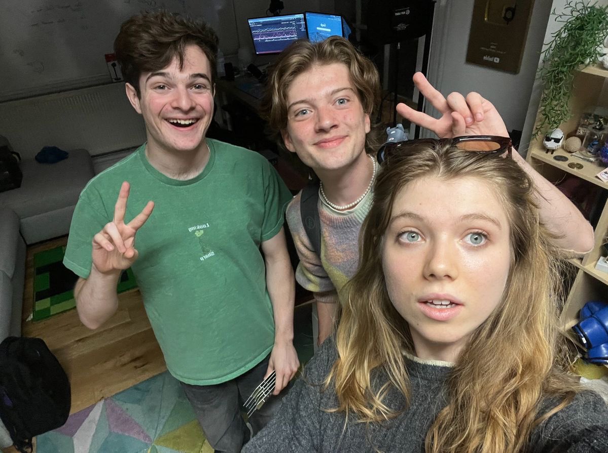 DaysSinceMolly's tweet photo. 1 day since melinks streamed! https://t.co/uxSgA6Qbjq