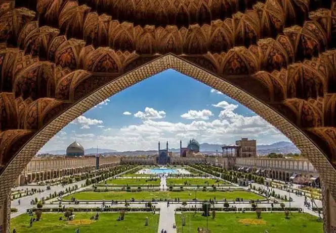 Rezakhan20's tweet photo. Que vayan a dejar Isfahan hecha un descampado es una desgracia para toda la humanidad. 

La Plaza de Naqsh-e Yahan es patrimonio de la humanidad. Y estoy seguro que es un objetivo de las alimañas sionistas. 

Además de todos los civiles inocentes que pretenden asesinar. https://t.co/LWJ9w3jqIC