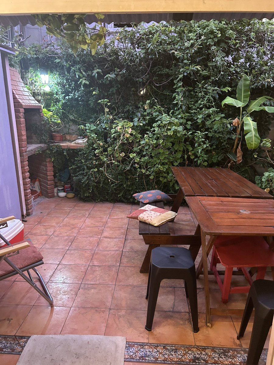 valentinanst's tweet photo. Anoche hice juntada con compás del laburo en casa. 
Hacia al menos dos años que no armaba nada en casa y eso era algo que yo solía hacer bastante seguido porque me sentía feliz anfitrionando 
Una de las cosas que me sacó la depre low cost que padecí fue esa.
Ya hoy volver a hacer eso es un síntoma de que el tratamiento psiq al que me allané (bastante tarde. Digamos todo) dió sus frutos y si bien estuve bastante ansiosa en la previa y no me faltaron momentos donde pensé el suspender. Al final la cosa salió muy bien y ya me dispongo a armar la próxima con mis compas de la UB

Una de las peores cosas de la depresión es ese ser extraño en el que te convertís que no logra conectarse con nada de la persona que fuiste y tampoco tiene capacidad siquiera de intentarlo y cuando logras empezar a volver es casi como volver a respirar con toda la potencia de tus pulmones