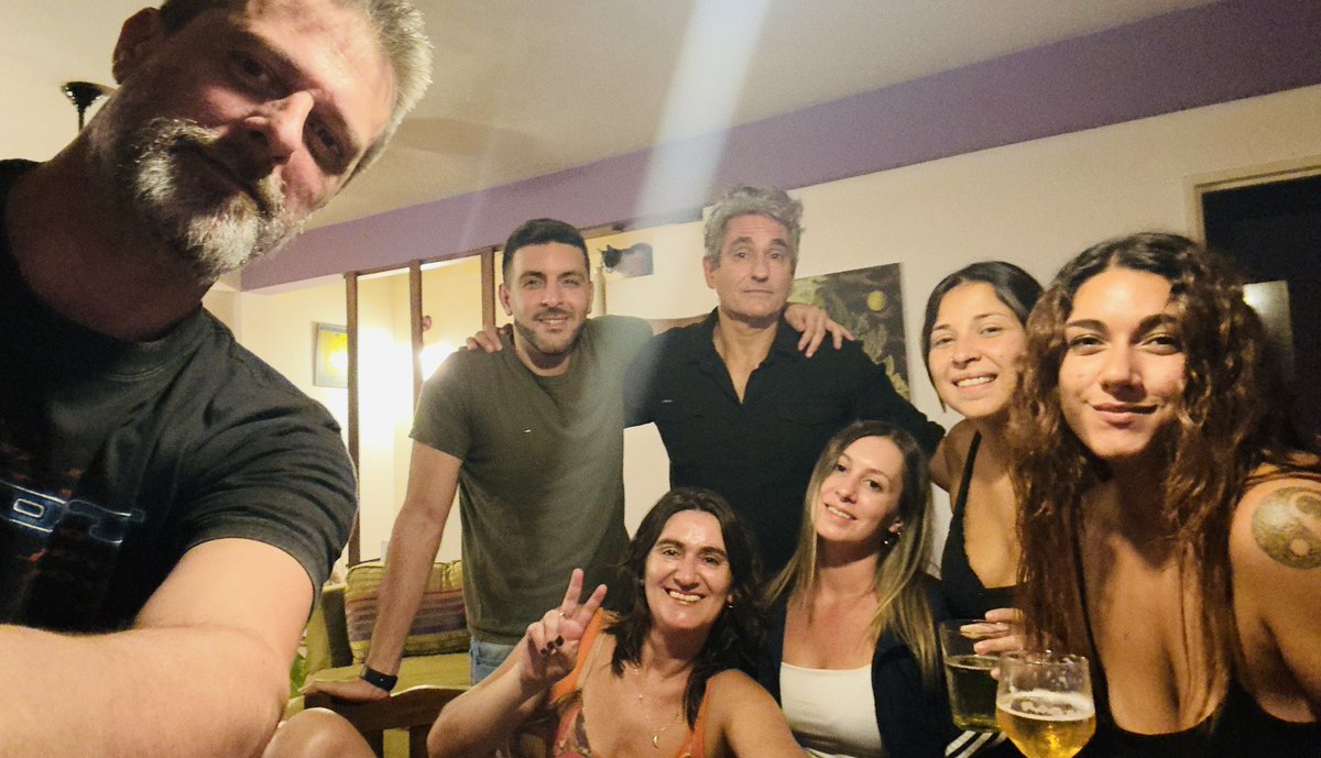 valentinanst's tweet photo. Anoche hice juntada con compás del laburo en casa. 
Hacia al menos dos años que no armaba nada en casa y eso era algo que yo solía hacer bastante seguido porque me sentía feliz anfitrionando 
Una de las cosas que me sacó la depre low cost que padecí fue esa.
Ya hoy volver a hacer eso es un síntoma de que el tratamiento psiq al que me allané (bastante tarde. Digamos todo) dió sus frutos y si bien estuve bastante ansiosa en la previa y no me faltaron momentos donde pensé el suspender. Al final la cosa salió muy bien y ya me dispongo a armar la próxima con mis compas de la UB

Una de las peores cosas de la depresión es ese ser extraño en el que te convertís que no logra conectarse con nada de la persona que fuiste y tampoco tiene capacidad siquiera de intentarlo y cuando logras empezar a volver es casi como volver a respirar con toda la potencia de tus pulmones