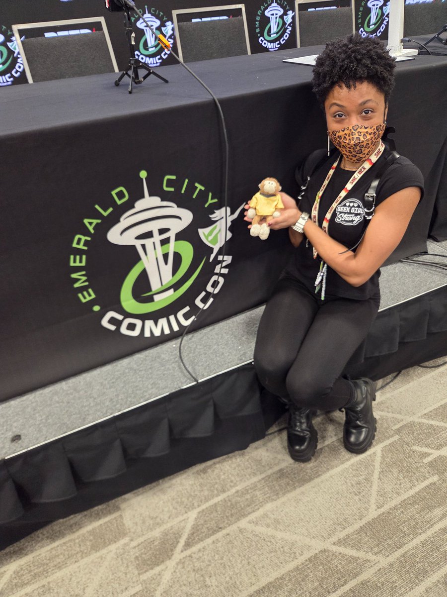 Working it with Robyn (Geek Girl Strong) at Emerald City Comic-Con! #ECCC #StayFit