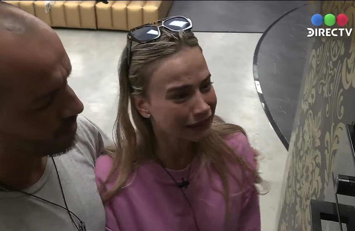 Cinzia llorando porque no le dejaron comida...
Yo me hubiese cocinado algo aparte con los recursos de todos.

#GranHermano