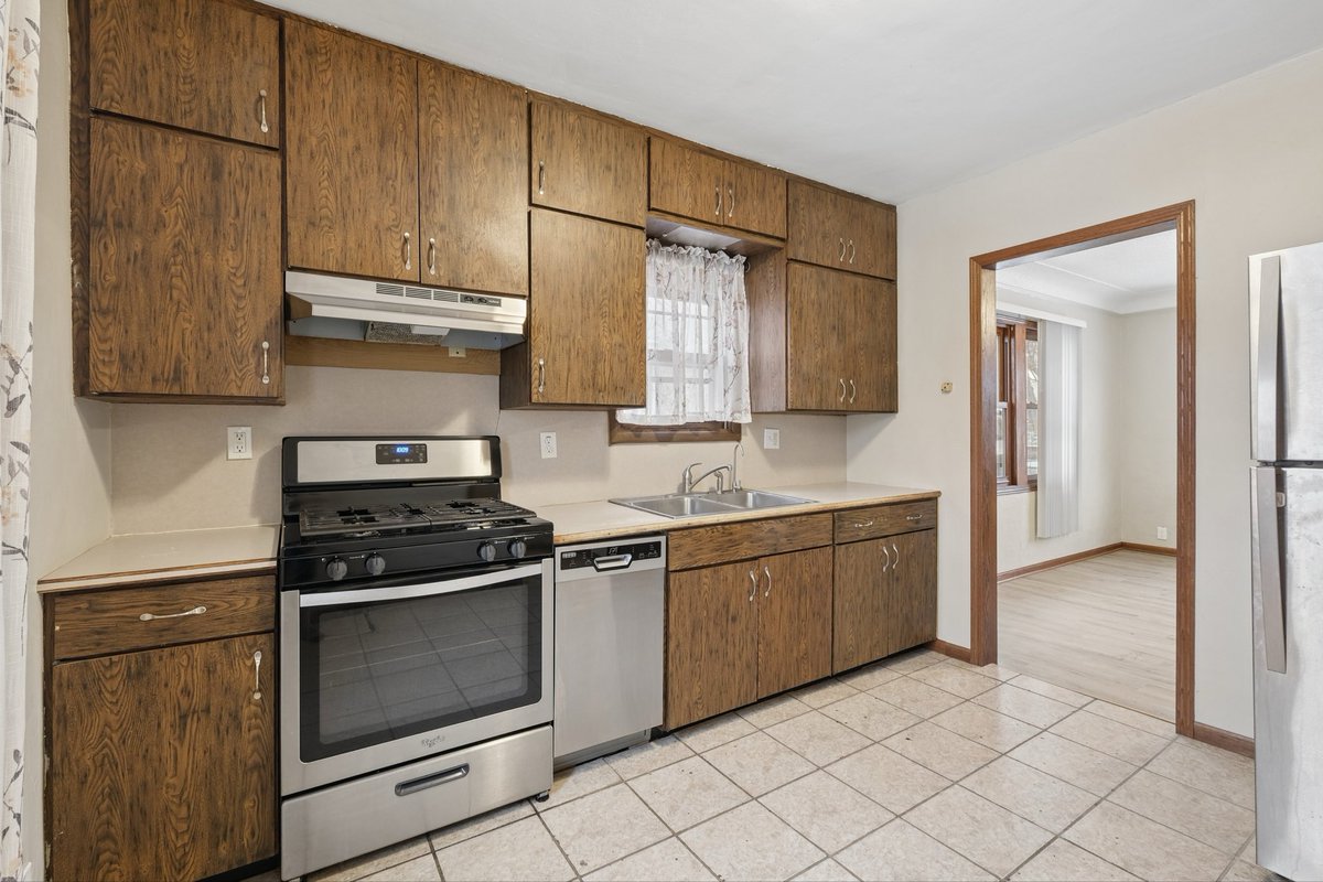 JessicaMLowe's tweet photo. This one is sweet! 🍬Just $230,000 🍬 Check out 209 Park St. W. in South Saint Paul. Move-in ready! Four bedrooms, one bath, one car attached garage. Long lasting metal roof. Newer furnace, newer water heater, updated windows, new gutters and more.  

https://t.co/2vqGGgZNqb https://t.co/SxOsLCc0YY
