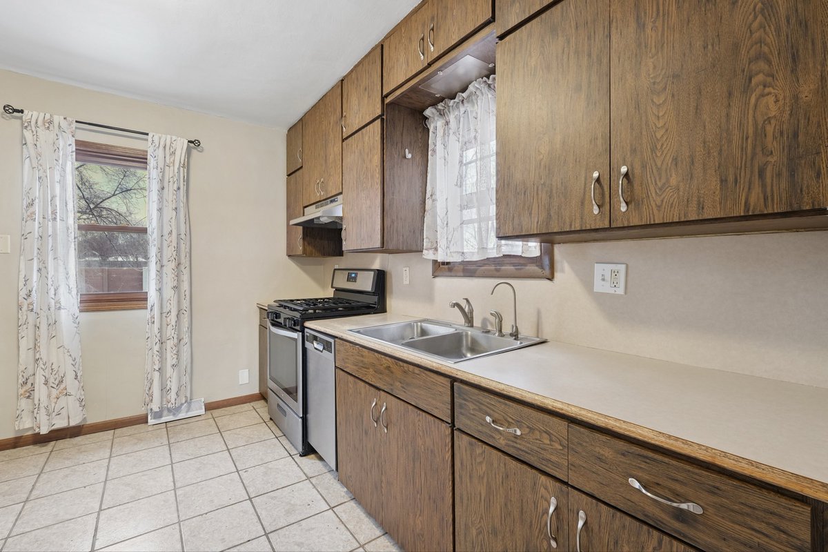 JessicaMLowe's tweet photo. This one is sweet! 🍬Just $230,000 🍬 Check out 209 Park St. W. in South Saint Paul. Move-in ready! Four bedrooms, one bath, one car attached garage. Long lasting metal roof. Newer furnace, newer water heater, updated windows, new gutters and more.  

https://t.co/2vqGGgZNqb https://t.co/SxOsLCc0YY