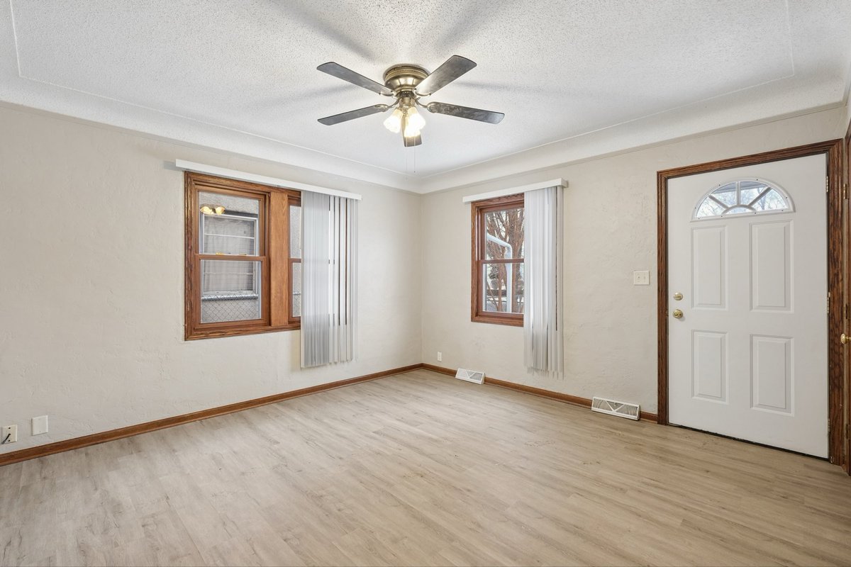 JessicaMLowe's tweet photo. This one is sweet! 🍬Just $230,000 🍬 Check out 209 Park St. W. in South Saint Paul. Move-in ready! Four bedrooms, one bath, one car attached garage. Long lasting metal roof. Newer furnace, newer water heater, updated windows, new gutters and more.  

https://t.co/2vqGGgZNqb https://t.co/SxOsLCc0YY