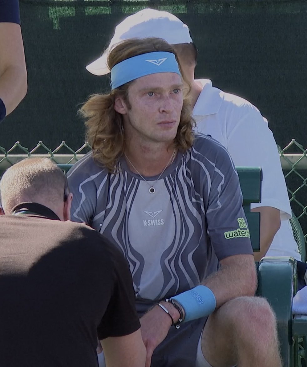 这个病就是反反复复很难恢复。总是在你以为你快好了的时候突然被一巴掌拍进海里，继续挣扎害怕被淹死