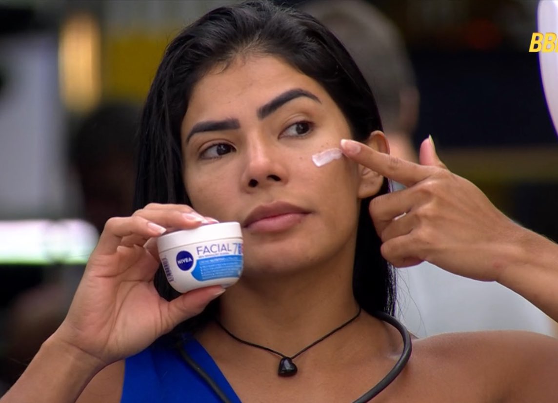 NIVEABRASIL's tweet photo. seja caprichoso ou garantido, quero saber se tem gente aqui acompanhando a saga da cunhã na era blogueira 💁‍♀️✨💅
a mulher entrega beleza e pele de milhões, né?! 
#NIVEAnoBBB #BBB26 https://t.co/qVkER0FrlL